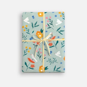 Geschenkpapier mit Vögeln und Blumen von James Ellis