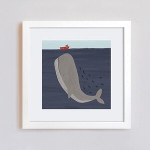 Könnte beinhalten: Eine gerahmte Illustration eines grauen Wals, der in einem dunkelblauen Ozean schwimmt, mit einem roten Boot an der Oberfläche und einem Schwarm schwarzer Fische, die hinter dem Wal schwimmen.