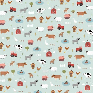 K&ouml;nnte beinhalten: Ein hellblauer Hintergrund mit einem sich wiederholenden Muster aus Nutztieren, darunter K&uuml;he, Schweine, Schafe, Pferde, Esel, H&uuml;hner und ein roter Traktor. Es gibt auch kleine B&auml;ume, Z&auml;une und einen Teich mit Enten.