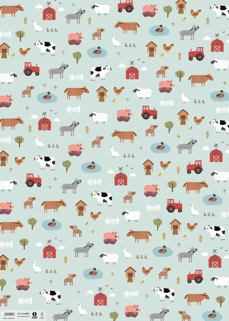 K&ouml;nnte beinhalten: Ein hellblauer Hintergrund mit einem sich wiederholenden Muster aus Nutztieren, darunter K&uuml;he, Schweine, Schafe, Pferde, Esel, H&uuml;hner und ein roter Traktor. Es gibt auch kleine B&auml;ume, Z&auml;une und einen Teich mit Enten.