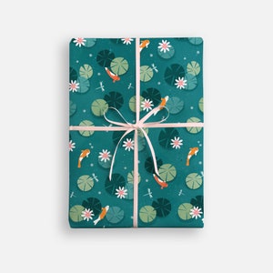Papel de regalo con diseño de estanque Koi de James Ellis