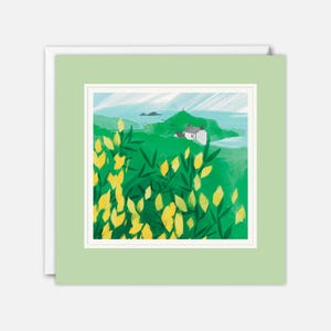 Può includere: Una stampa artistica quadrata raffigurante un paesaggio. L'opera raffigura una collina verde con una casa bianca, fiori gialli e uno specchio d'acqua sullo sfondo. La stampa è incorniciata con un passe-partout verde chiaro.