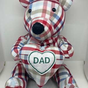 Un gran oso de memoria con pajarita y un cojín de corazón personalizado. Franqueo con seguimiento.
