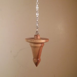 Pendule de radiesthésie en bois d'acacia de djibouti. pca2