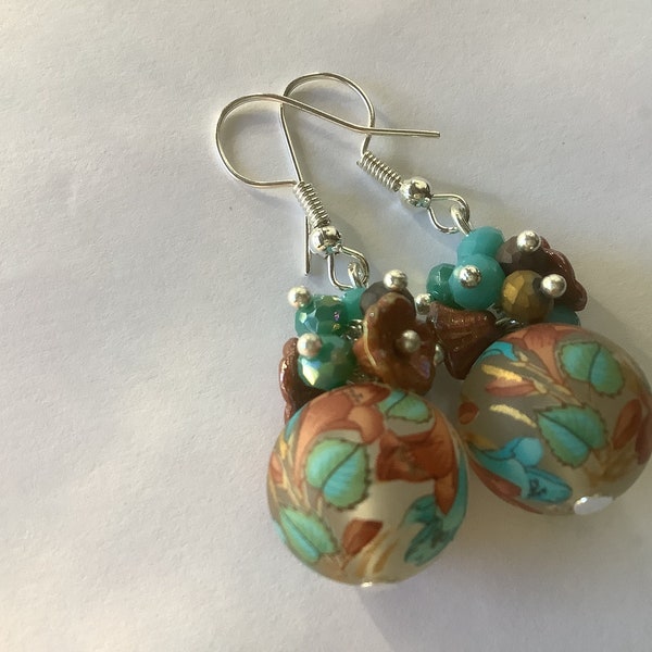 Boucles d’oreille turquoise et marron perles tensha superbes motifs fleuris et précieux japonais, crochets métal argenté, boucles uniques