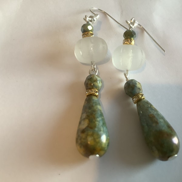 Boucles d'oreille bohème chic perles goutte polie vert jaune bohème, perle potiron blanc or, métal argenté, boucle cadeau, artisanat, unique