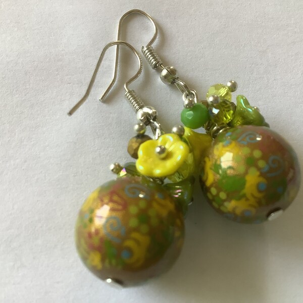 Boucles d’oreille perles japonaises tensha tons de vert kaki, motifs fleuris, fleurs jaune et vert, perles bohéme, métal argenté, cadeau