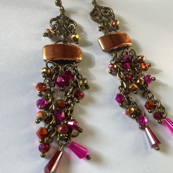Boucles d'oreille perle rose perlé dos noir, perle bohème rectangle, métal couleur bronze, tendance, ultra chic, artisanat, boucle cadeau