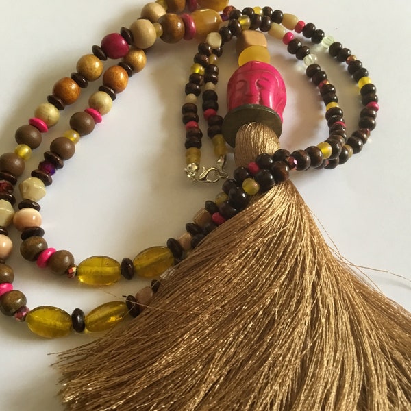 Collier sautoir pompon beige, tête de bouddha rose, perles jaune, marron, rose, beige, pompon turc, perles verre et bois, artisanat, unique