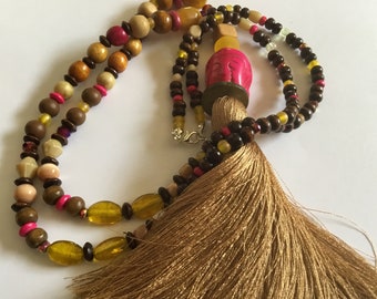 Collier sautoir pompon beige, tête de bouddha rose, perles jaune, marron, rose, beige, pompon turc, perles verre et bois, artisanat, unique