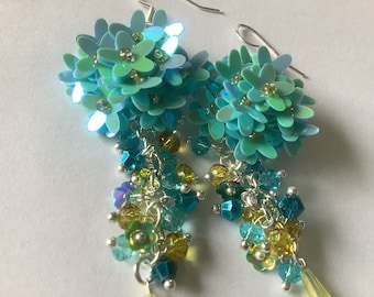 Boucles d’oreille fantaisie bleu ciel et jaune doux, boucles fleurs, bohème, tendance, fait main, boucle à offrir métal argenté, ultra chic