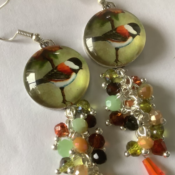 Boucles d’oreille joli cabochon oiseau vert noir orange, bohème ultra chic, métal argenté , cadeau unique, création artisanat, fantaisie,