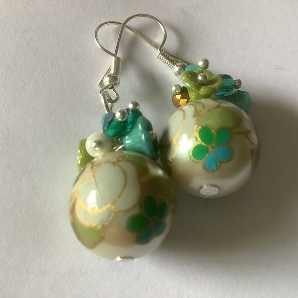Boucles d’oreille perles japon grand tensha beige ivoire, blanc, or, bleu vert, motifs fleuris, perles fleurs, métal argenté, cadeau fêtes