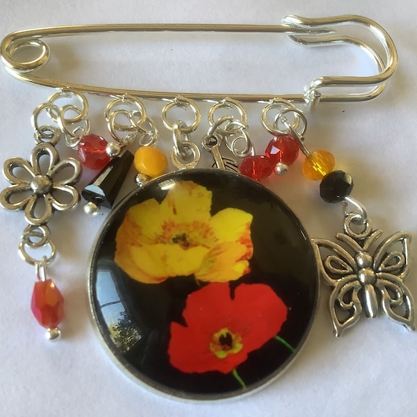 Jolie broche cabochon coquelicots rouge jaune fond noir, broche argenté épingle, papillon, artisanale, fait main cadeau, unique, fête mères