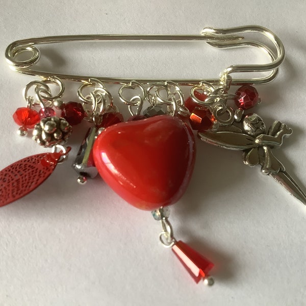 Jolie broche coeur rouge, broche rouge métal  argenté, coeur, fée, feuille, épingle, unique, fait main, originale, cadeau saint Valentin