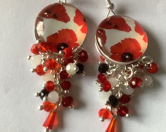 Boucles d’oreille cabochon coquelicot rouge fond blanc noir, cabochon verre, bohème chic, métal argenté, lumineux, fait main, boucles cadeau