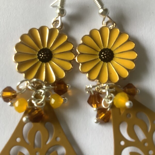 Yellow flower earrings, metal charm, honey filigree charm, yellow pearl, silver metal, gift earrings to offer, very chic