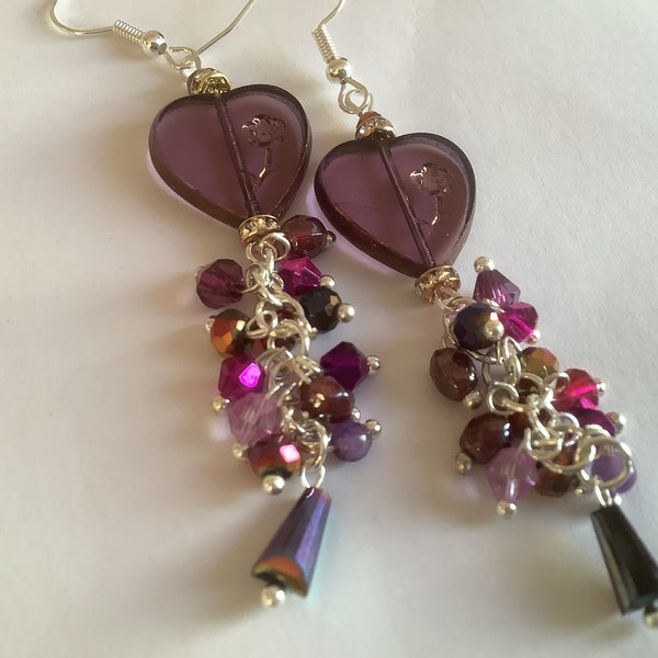 Boucles d’oreilles perles coeur cristal incrusté fleur, tchèque mauve, métal argenté, artisanat, création, unique, cadeau, perle rose mauve