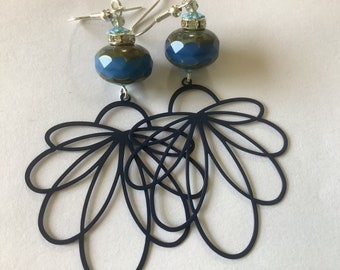 Boucles d’oreille fantaisie bleu et beige, breloque style oriental bleue, bohème, tendance, fait main, boucle cadeau, argenté, ultra chic