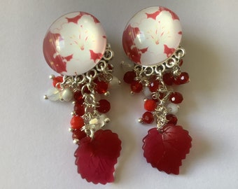 Boucles d’oreille clip rouge blanc fleur hibiscus, cabochon fleur verre, bohème chic vintage, métal argenté, artisanat  unique, feuille rose