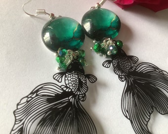 Boucles d’oreille cabochon vert émeraude à motifs , breloque poisson noir chinois, ultra chic argenté, fait main, boucles cadeau, unique