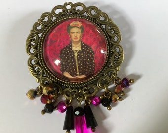 Cabochon brooch Frida khalo pink fuchsia, black, retro vintage, round bronze tone metal brooch, pink beads, black, Czech boho, crafts