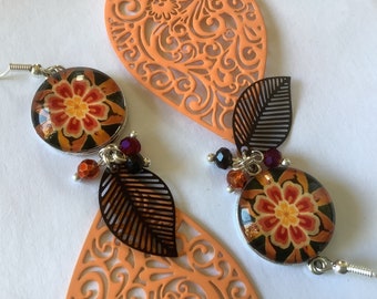 Boucles d’oreille cabochon fleur orangé noir, chic, superbe breloque orange, bohème, métal argenté , cadeau unique, fait main, fantaisie