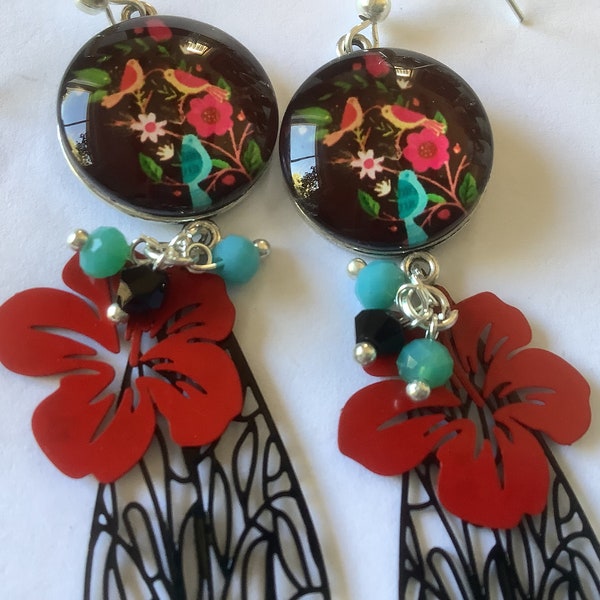 Boucle d’oreille cabochon fond noir, motifs oiseaux rose turquoise, breloques noire, fleur hibiscus rouge , fait main, tendance, unique,