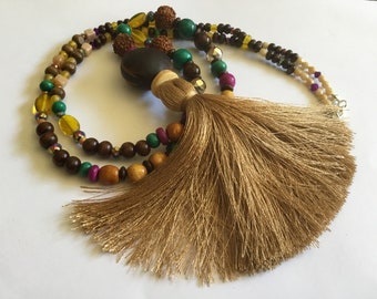 Collier sautoir pompon turc beige doux,  perle graine marron, perles bois, miel, violine, vert, marron, jaune, unique, original, ultra chic