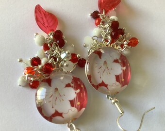 Boucles d’oreille rouge blanc fleur hibiscus, cabochon fleur verre, bohème chic vintage, métal argenté, artisanat  unique, feuille rose
