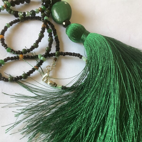 Collier sautoir superbe pompon turc vert prairie nylon soyeux, perles verre céramique, noir, vert, perles rocaille, fête des mères, unique