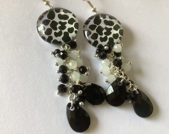 Boucles d’oreille, cabochon noir et blanc, bohème ultra chic, métal argenté, perles blanc  gouttes noir, unique artisanat, cadeau, fait main