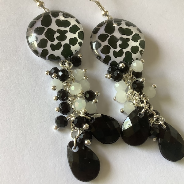 Boucles d’oreille, cabochon noir et blanc, bohème ultra chic, métal argenté, perles blanc  gouttes noir, unique artisanat, cadeau, fait main