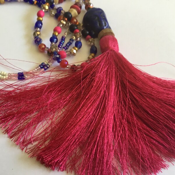 Collier sautoir pompon rose fushia bohème chic, tête bouddha bleu marine, création artisanale,  perles roses, beiges, bleu, métal argenté