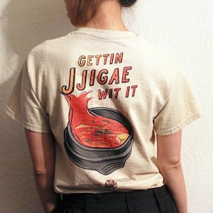 Gettin Jjigae Wit It Unisex Tee (Heavyweight Original) | Kimchi Crest Traditional Tattoo | 김치찌개 | K-town Korean | Asian American T-Shirt