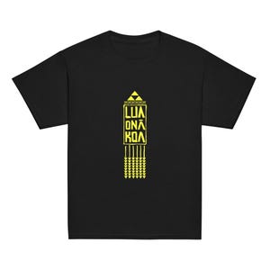 May include: Black t-shirt with a yellow geometric design. The design includes the text "LUA ONA KOA" in a vertical arrangement, with triangular and arrow-like shapes above and below the text. The shirt is made of a soft material.