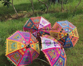 10 PC-Set der indischen Hochzeitsschirmdekoration.Schöner handgemachter bunter Regenschirm