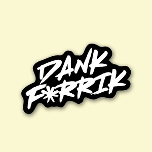 Puede incluir: Una pegatina negra con el texto blanco "DANK F*RRK" en un estilo de pincelada audaz. La pegatina tiene un borde negro y est&aacute; sobre un fondo amarillo claro. El texto es el foco principal.