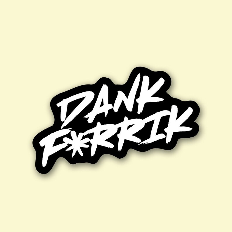 Puede incluir: Una pegatina negra con el texto blanco "DANK F*RRK" en un estilo de pincelada audaz. La pegatina tiene un borde negro y est&aacute; sobre un fondo amarillo claro. El texto es el foco principal.