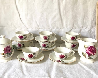 Service à café ou à thé en faïence de Gien. Tasses anciennes. Antique France. Old France cup.