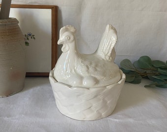 Plat ou terrine en forme de poule en céramique. Cocotte en céramique blanche vintage. Vintage France.