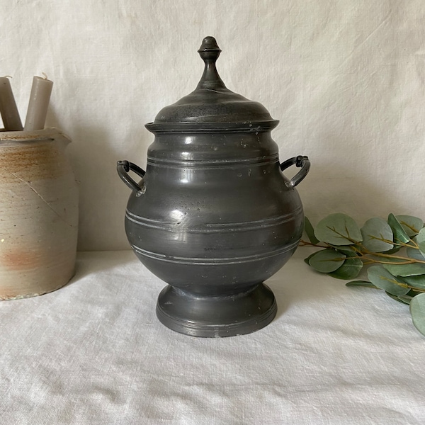 Pot en étain ancien. Soupière vintage en étain made in France. France