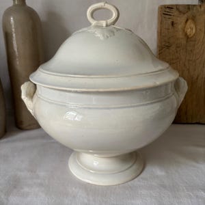 Antique white tureen from Hippolyte Boulenger, Choisy-le-Roi. Old tureen, France. Large serving bowl. Ironstone. Antique France, 20th century.