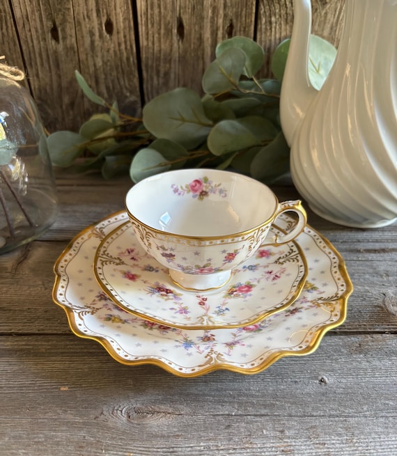 Antike Royal Crown Derby Tasse und Teller, Dekor Royal Antoinette, erste Qualität. Englisches Porzellan