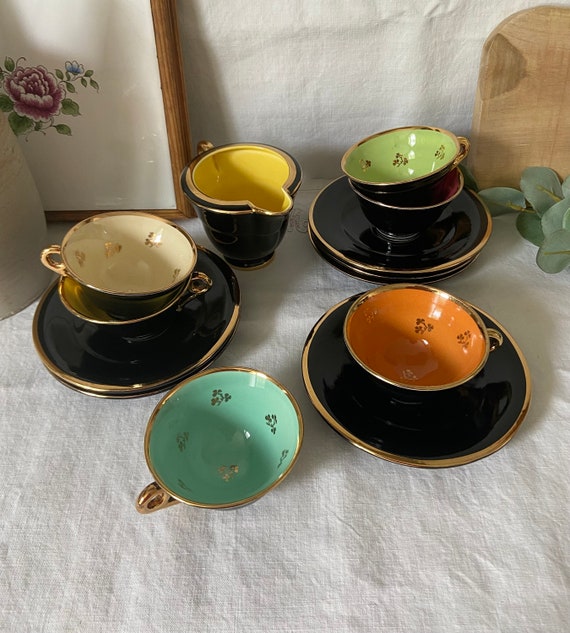 Antikes französisches Kaffeeservice in Schwarz und Bunt. Harlekin- Kaffeeservice. Antike Tassen. Antikes Frankreich