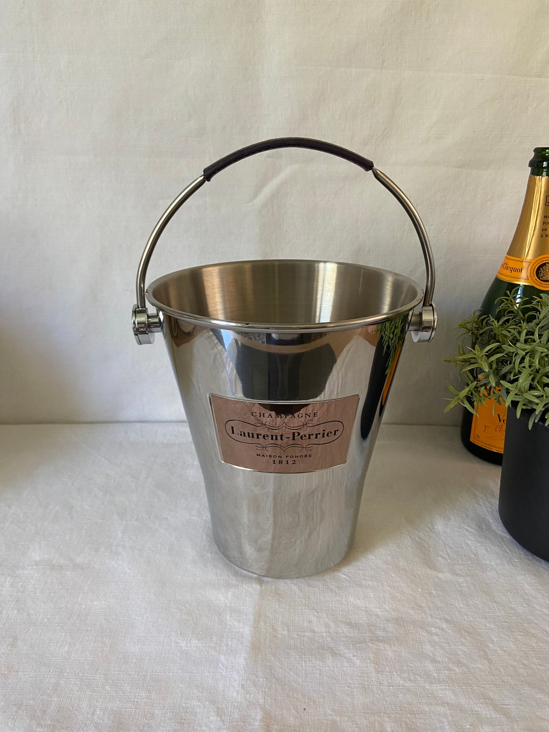 Paire de seaux à champagne de style Médicis en métal argenté
