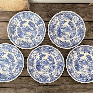 Peut inclure: Ensemble de trois bols gigognes en céramique, bleus, verts et blancs. Les bols présentent un émail moucheté et un design simple et moderne. Le plus grand bol mesure environ 15 cm de diamètre.