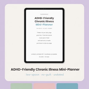 Puede incluir: Una tableta digital que muestra un mini-planificador para enfermedades crónicas y TDAH. La pantalla contiene texto que incluye: low-spoon, no-guilt, undated, 3 fields max per daily page, good day and flare day layouts, visual spoon meter, soft reset.