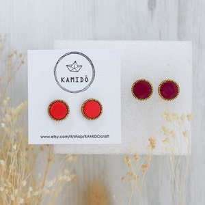 Boucles d'oreilles Taro. Boucles d'oreilles lobe bon ton, petits boutons en bois peints à la main image 4