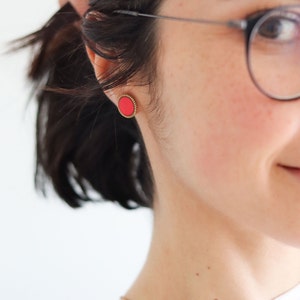 Boucles d'oreilles Taro. Boucles d'oreilles lobe bon ton, petits boutons en bois peints à la main image 9